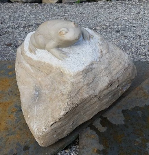 Picture of carved frog in stone