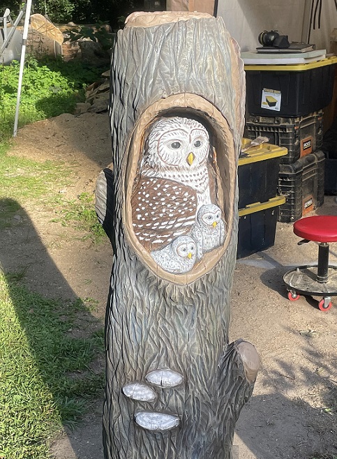 Picture of a carved owl family in a tree